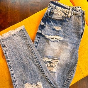 Ankle length light acid wash with holes and fraying
